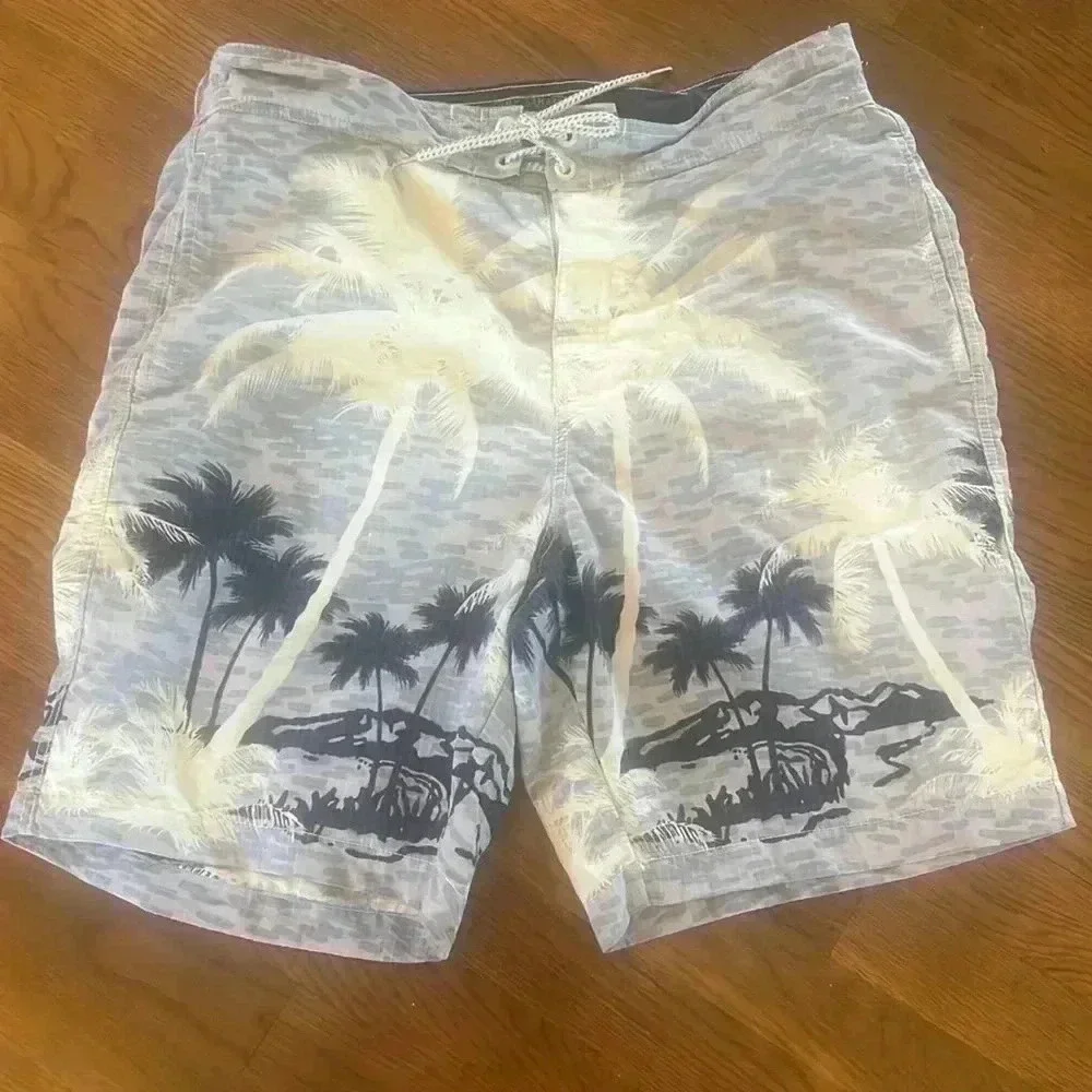 Tommy Bahama men’s medium swim trunks tie waist Velcro. Closure. Mesh lining.